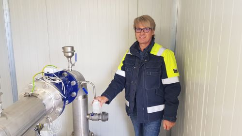 Die Wasserqualität stimmt: Mirko Hennig, Wassermeister der Technischen Betriebsführung des WBV Kreis Herford-West, entnimmt eine Wasserprobe zur bakteriologischen Freigabe durch ein zertifiziertes Labor. Dieses bestätigt, dass der Brunnen 7b alle Qualitätskriterien erfüllt. 