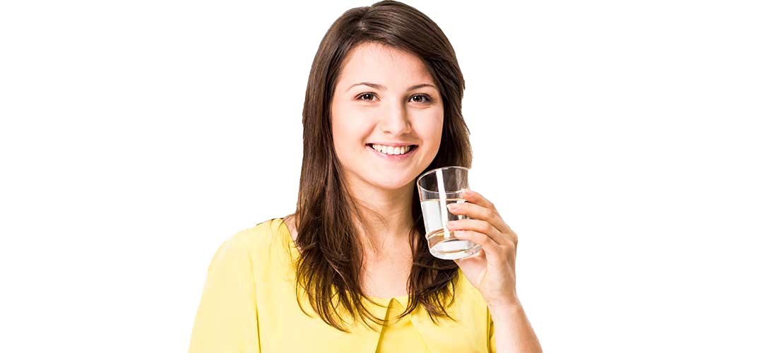 Frau mit Wasserglas